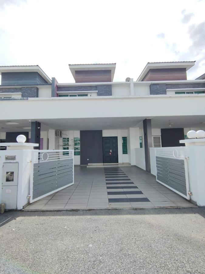 Setia Home Sitiawan Ktv 12+4 Pax Zewnętrze zdjęcie